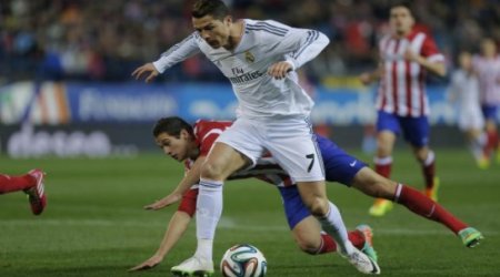 Cristiano Ronaldo Hit in the Head with a Lighter Thrown from Stands