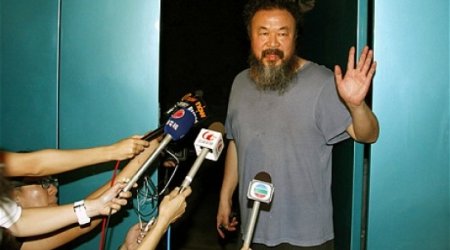 Artist destroys $1 million Ai Weiwei vase