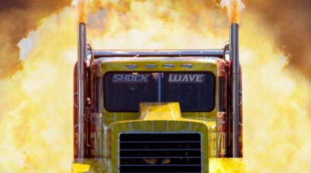 World's fastest truck that can outrun a Japanese bullet train - PHOTO+VIDEO