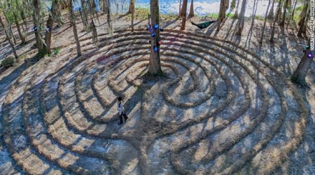 Spectacular beach art that's destroyed at high tide - PHOTO