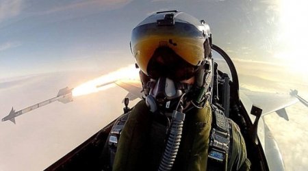 Danish F-16 fighter pilot takes the ultimate selfie