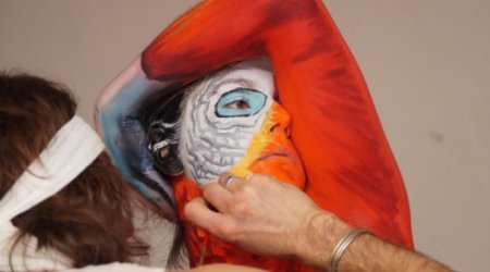 Artist paints woman's entire body to make her look like a parrot - PHOTO