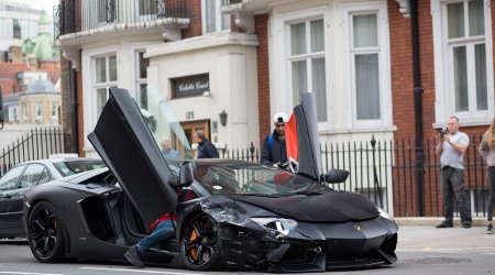 £300,000 Lamborghini Aventador with top speed of 215mph is wrecked - PHOTO+VIDEO