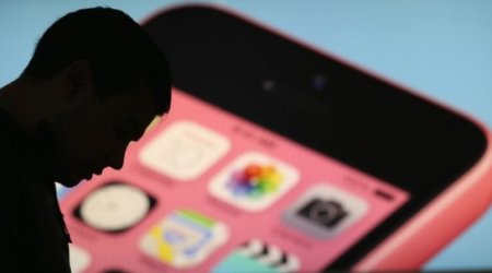 Apple announces share buyback as earnings rise