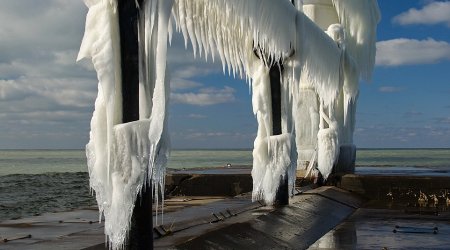 Lake Michigan lighthouse turned into ice-sculpture by freezing waters - PHOTO