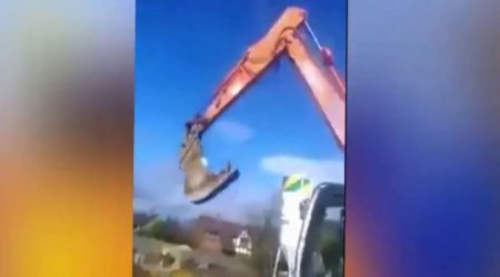 Строитель превратил экскаватор в карусель - ВИДЕО