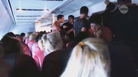 Дебош полуголого пассажира  на борту самолета