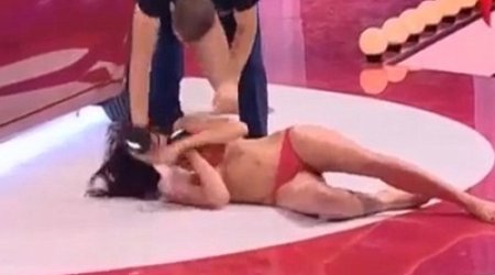 Мужчина сломал девушке нос ради победы в шоу