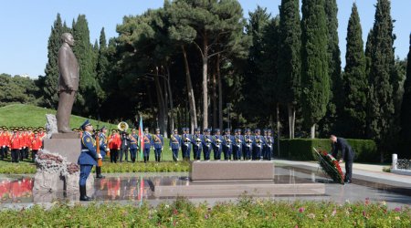 İlham Əliyev Heydər Əliyevin məzarını ziyarət etdi