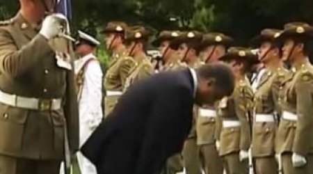 Президент поклонился почетному караулу - ВИДЕО