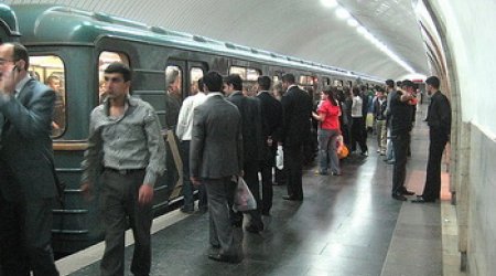 Bakı metrosunda qadın kişi davası - VİDEO