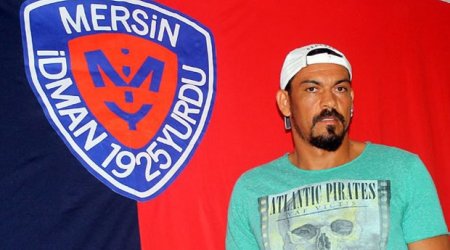 Известный футболист попал в аварию