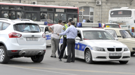 Bakıda olay: Sürücü yol polisini döydü