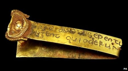 Huge Anglo-Saxon gold hoard found