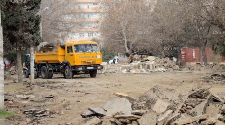 Bakıda Ayna Sultanovanın heykəli götürülür – Fotolar