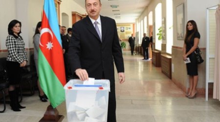 İlham Əliyev və xanımı seçkilərdə səs verdi