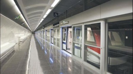 Metroda dəhşət: polisi qatarın altına itələdi - VİDEO