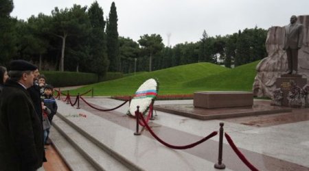 Авез Зейналлы на могиле Гейдара Алиева