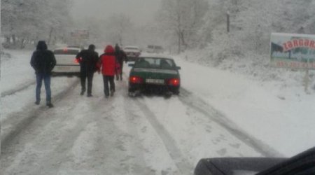 İsmayıllı-Şamaxı yolunu buz bağladı: Maşınlar yolda qalıb