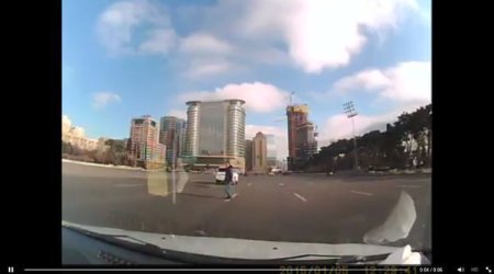 В Баку пешеход в шаге от смерти