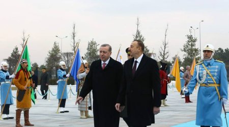 Erdoğan greets Aliyev with 16 costumed warriors, 'Resurrection Anthem’