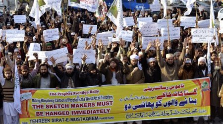Pakistani Muslims demand death sentence for Charlie Hebdo staff