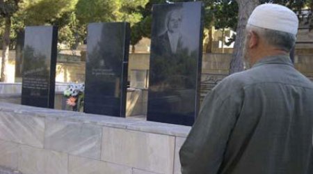 Azərbaycanda qəbirstanlıqdakı lövhə görənləri şoka saldı - VİDEO