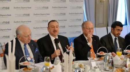 President Ilham Aliyev attends “Diversification strategies” roundtable