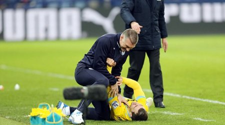 Leicester City boss Nigel Pearson puts his hands around the throat of Crystal Palace midfielder