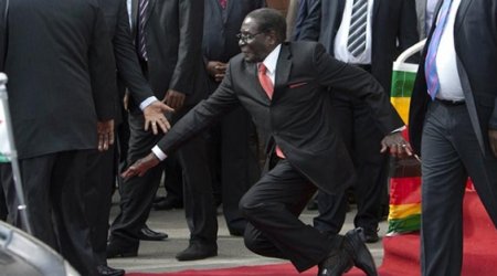 Prezidentin yıxılma anının fotosu lağ mövzusuna çevrildi - FOTOLAR