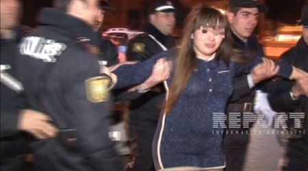 В Баку пьяная женщина напала на полицейских