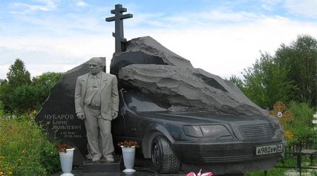 Mafiya babalarının gözqamaşdıran məzar daşları - FOTOLAR