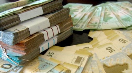 Bakıda manat qıtlığı yarandı - Video