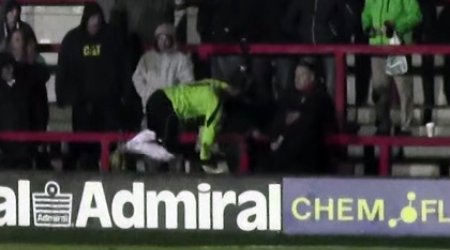 Вратарь подрался с фанатами