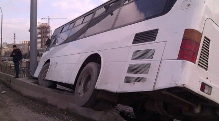 В Баку автобус врезался в мост