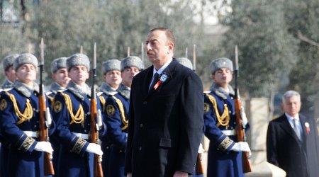 İlham Əliyev “Xocalı” abidəsini ziyarət etdi