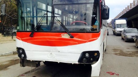 В Баку автобус врезался в «Mercedes»