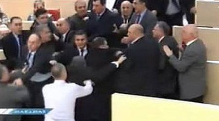 Parlamentdə dava düşdü