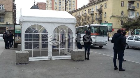 Странные палатки возле метро Баку