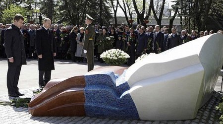 Boris Yeltsinin, Nazim Hikmətin qəbri olan məzarlıqda yanğın