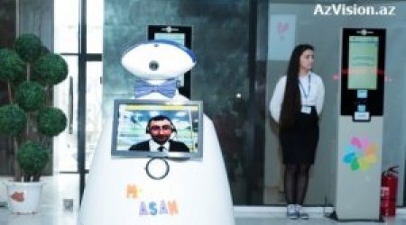 Azərbaycanda dövlət qulluğunda çalışan robot - FOTO