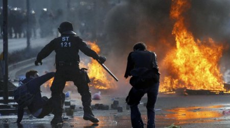 Almaniyada etirazlar, polis maşınları yandırıldı