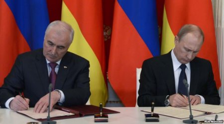 Putin separatçı rejimlə müdafiə paktı imzaladı