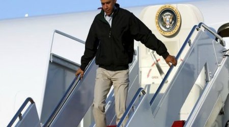 Обама едва не упал с трапа самолета