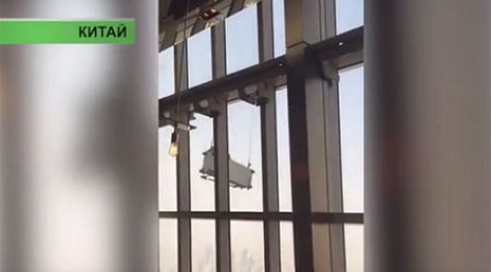 Мойщики окон застряли на 91-м этаже
