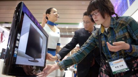 Samsung profit beats estimates with demand rising for its chips and displays
