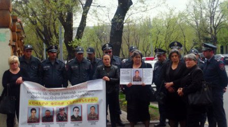 В Ереване протестуют солдатские матери