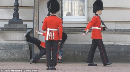 Embarrassing moment Buckingham Palace sentry slips and falls