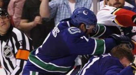 Матч НХЛ завершился массовой дракой