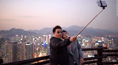 Are travel selfies narcissistic?